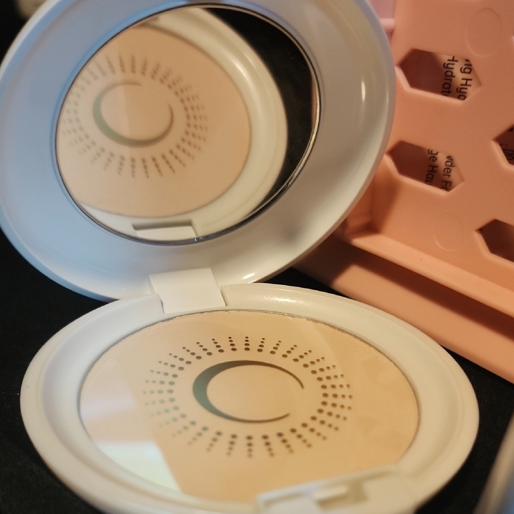 Sheer Whisper Powder - Cream - Picture 2 of 5